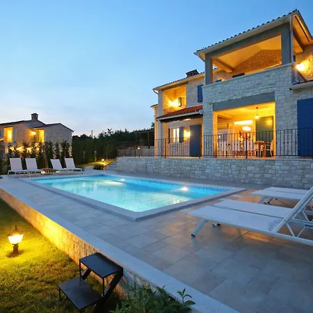 Babudri Near Porec For 10 People With Jacuzzi & Villa Strpacici