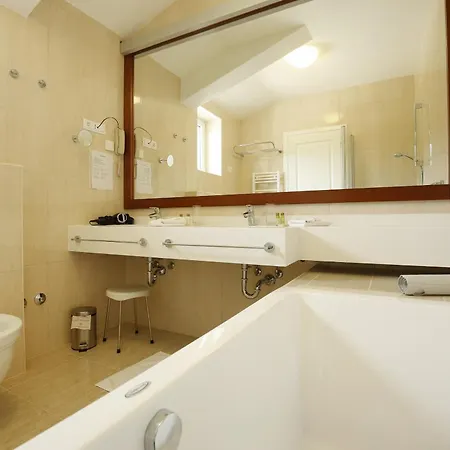 Babudri Near Porec For 10 People With Jacuzzi & Villa Strpacici