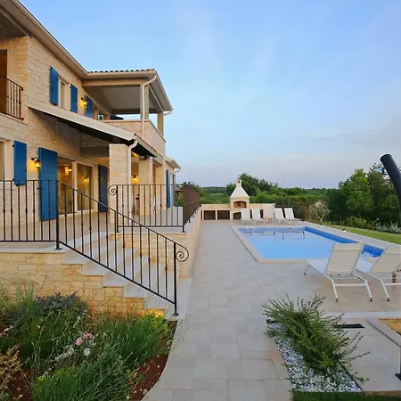 Villa Babudri Near Porec For 10 People With Jacuzzi & Strpacici