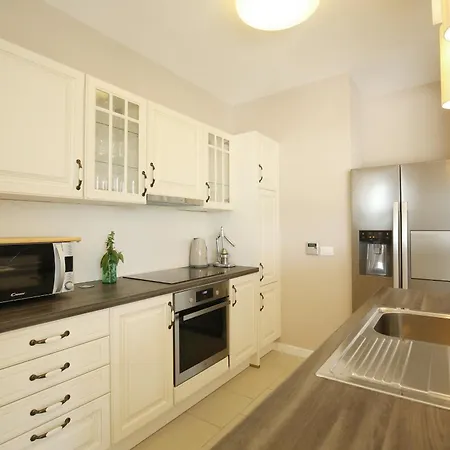 Babudri Near Porec For 10 People With Jacuzzi & Villa Strpacici