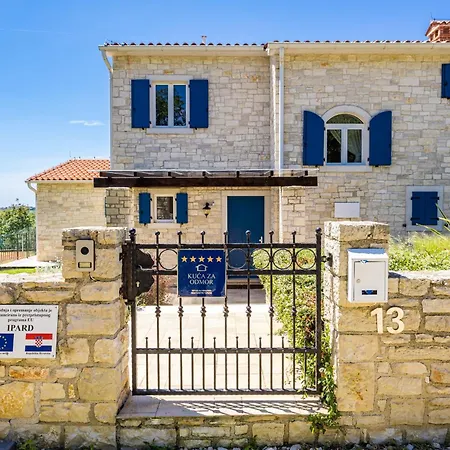 Babudri Near Porec For 10 People With Jacuzzi & * Strpacici