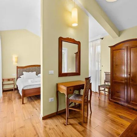 Babudri Near Porec For 10 People With Jacuzzi & Willa Strpacici